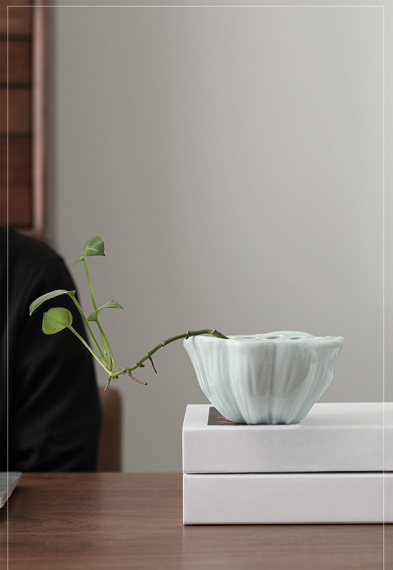 Vase de table blanc et bleu style japonais Gohobi Lotus