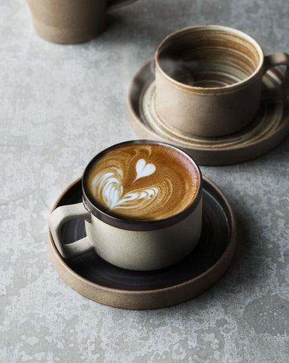 Tasse à café et soucoupe en grès noir et marron faites à la main par Gohobi