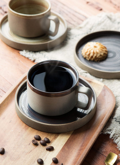 Tasse à café et soucoupe en grès noir et marron faites à la main par Gohobi