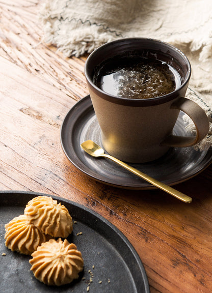 Tasse à café et soucoupe en grès noir et marron faites à la main par Gohobi