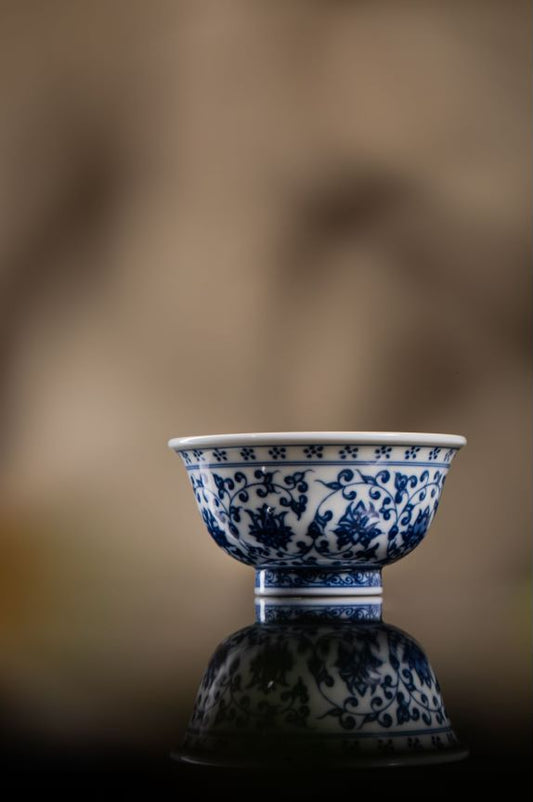 [清本源 x Gohobi Gallery] Tasse à thé chauffe-mains à motif de dragon de mer moulé à l'intérieur · Bleu et blanc · Twining Lotus