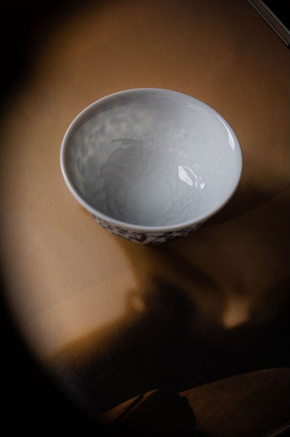 [清本源 x Gohobi Gallery] Inner Molded Sea Dragon Pattern · Blue and White · Twining Lotus Small Hand Warmer Tea Cup