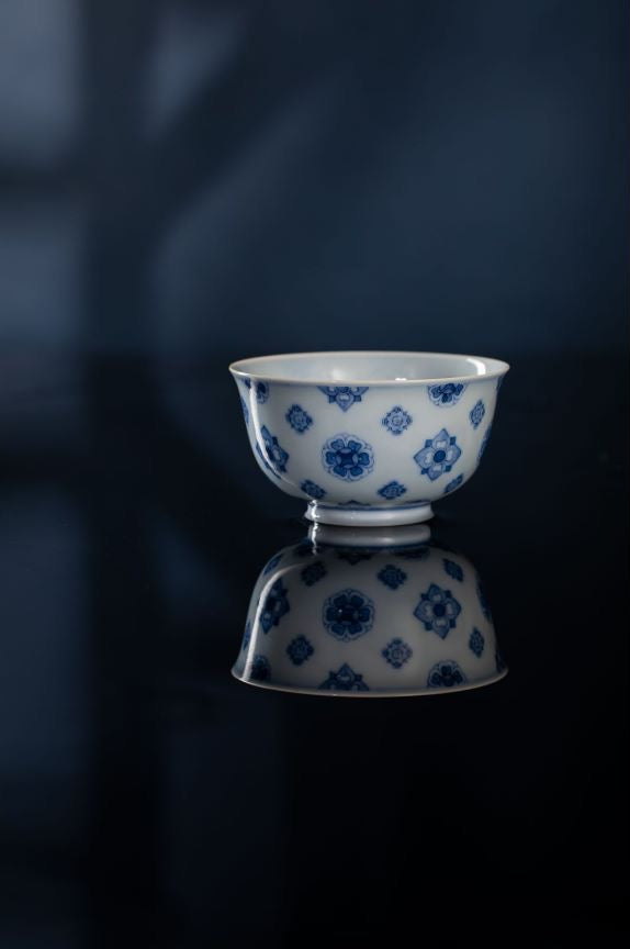 [清本源 x Gohobi Gallery] Coupe de lotus précieux bleu sur bleu à motif double lion