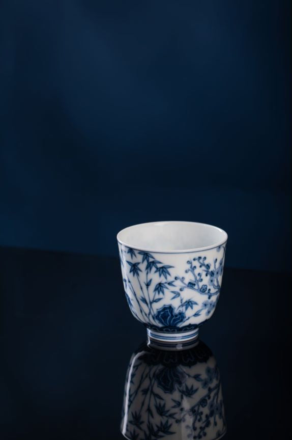 [清本源 x Gohobi Gallery] Gohobi Serenity Cup : motif fleur bleue en pin, bambou et prune