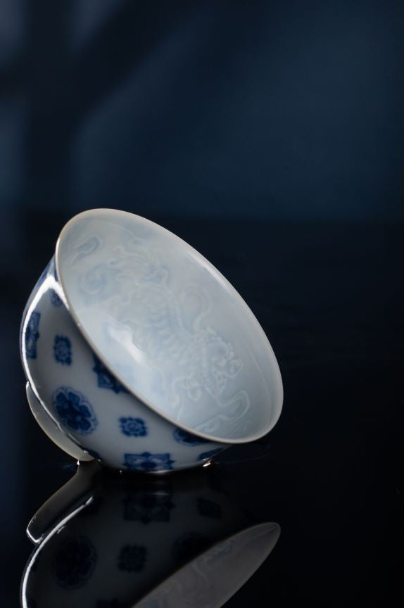 [清本源 x Gohobi Gallery] Coupe de lotus précieux bleu sur bleu à motif double lion