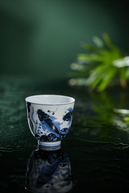 [清本源 x Gohobi Gallery] Blue and White Koi and Lotus Pond Cup with Twining Flowers Interior