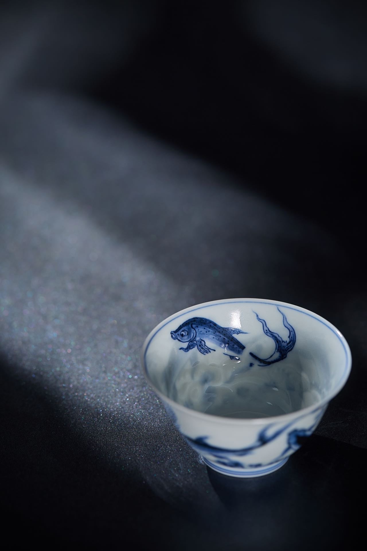 [清本源 x Gohobi Gallery] Gohobi Tasse à pochoir bleu et blanc avec poisson raie et scène aquatique