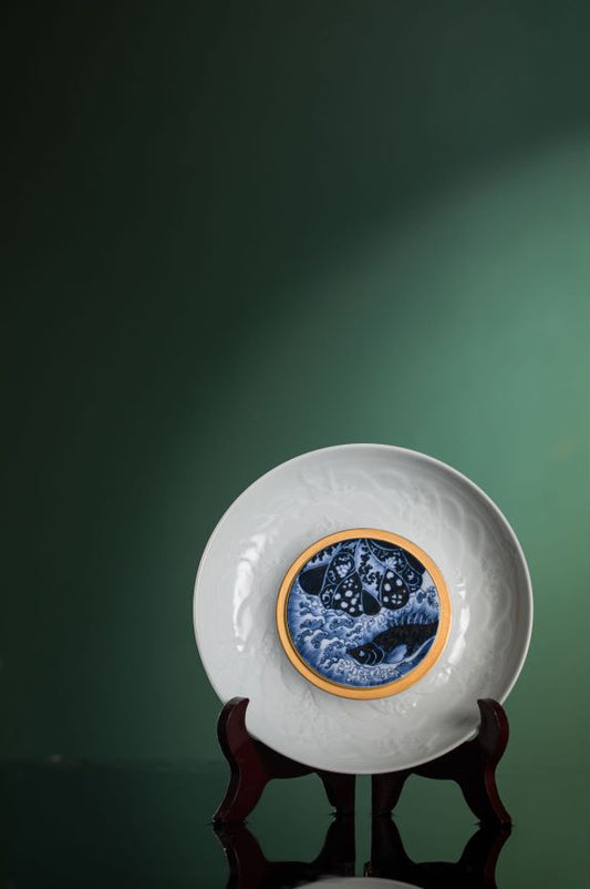 [清本源 x Gohobi Gallery] Blue-and-White Sea Water Pattern with Starry Sky and Auspicious Bass Apple Dish