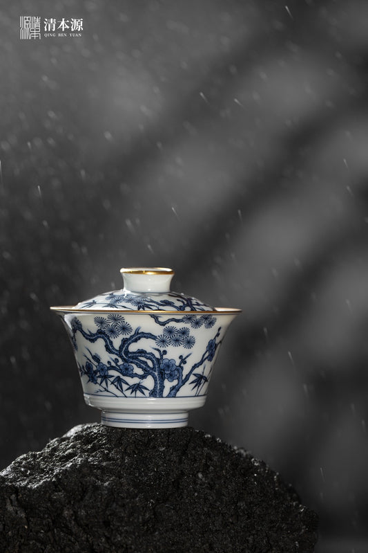 [清本源 x Gohobi Gallery] Gaiwan à couvercle sabot bleu et blanc en pin, bambou et prune à fenêtre ouverte