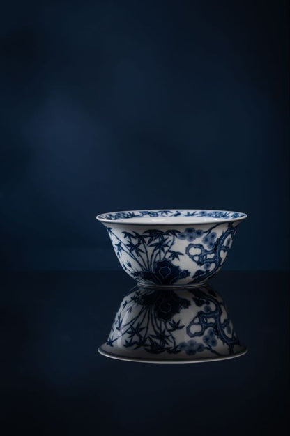 [清本源 x Gohobi Gallery] Lavabo à motif de fleur de lune bleu et blanc avec pin, bambou et fleur de prunier