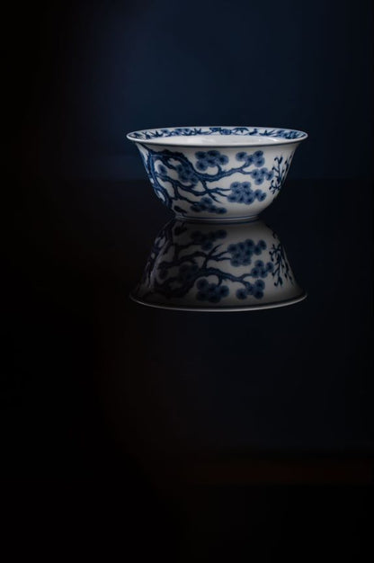 [清本源 x Gohobi Gallery] Lavabo à motif de fleur de lune bleu et blanc avec pin, bambou et fleur de prunier