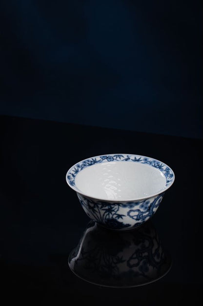 [清本源 x Gohobi Gallery] Lavabo à motif de fleur de lune bleu et blanc avec pin, bambou et fleur de prunier