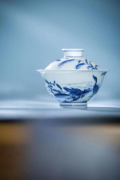 [清本源 x Gohobi Gallery] Gaiwan scène de lotus bleu et blanc et d'oie roseau