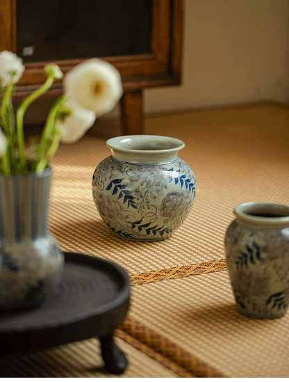 Vase vintage bleu et blanc peint à la main de Gohobi