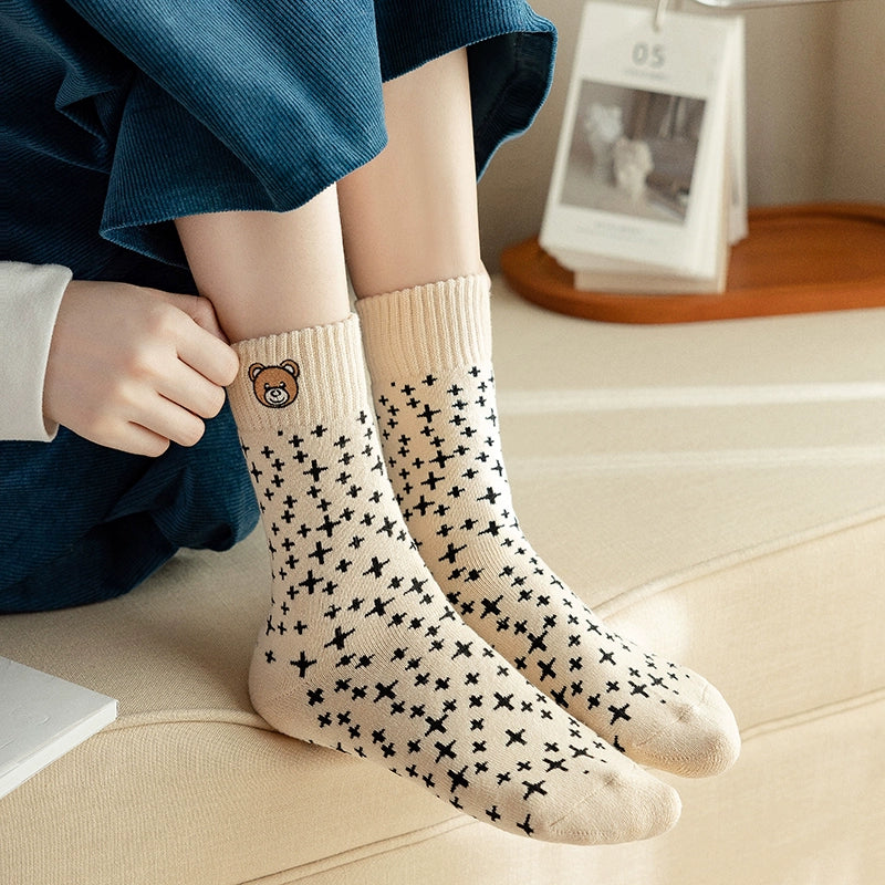 Chaussettes tube moyennes pour femmes avec broderie noire en tissu éponge épais et fond de serviette épais, dessin animé chaud