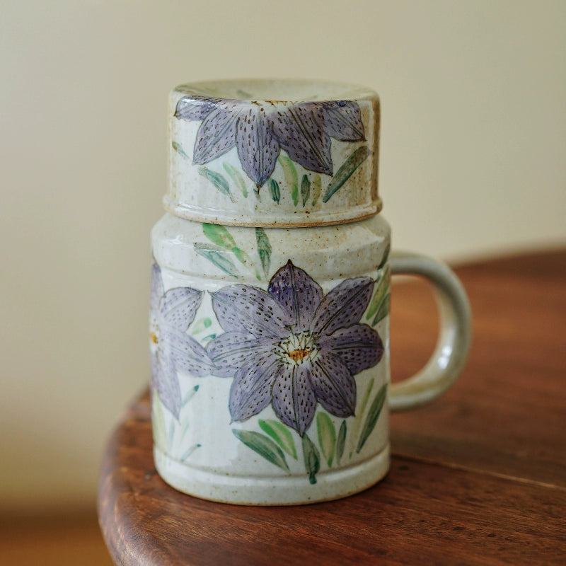 Tasse à café Gohobi peinte à la main avec motif floral bleu et blanc et couvercle