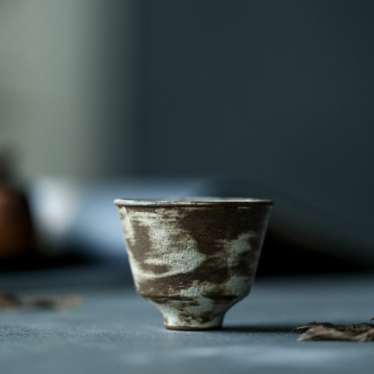 Tasse à thé en céramique brune cuite au feu de bois faite à la main par Gohobi (version courte)