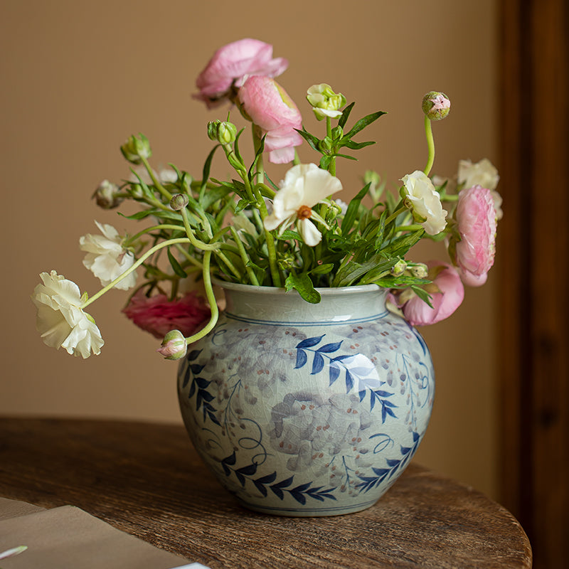 Vase vintage bleu et blanc peint à la main de Gohobi