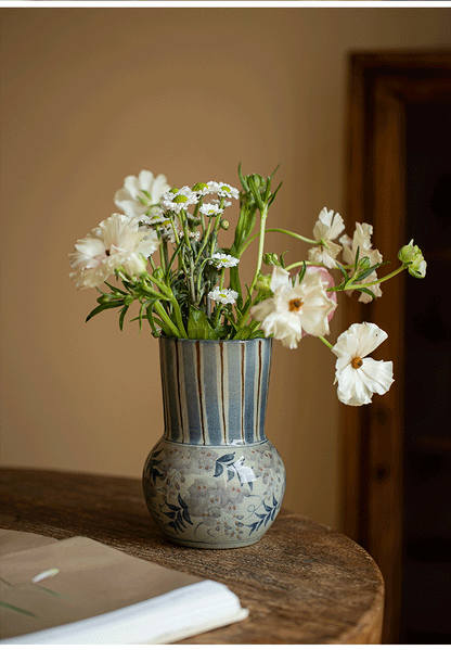 Vase vintage bleu et blanc peint à la main de Gohobi