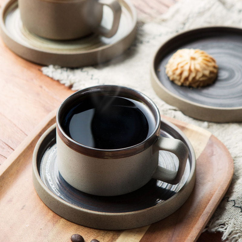 Tasse à café et soucoupe en grès noir et marron faites à la main par Gohobi