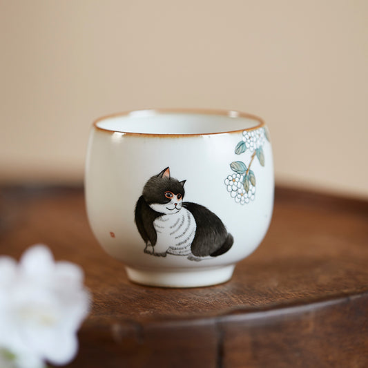 Tasse à thé en céramique peinte à la main avec des hortensias en noir et blanc de Gohobi