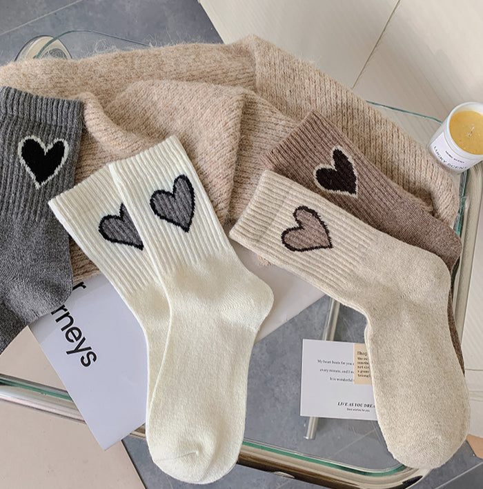 Chaussettes en laine chaussettes d'amour femmes rétro couleur café épaissies chaussettes tube moyen chaud ins marée mode automne et hiver bas en gros