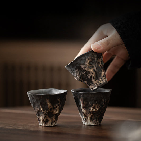 Tasse à thé noire Wabi-sabi faite à la main par Gohobi