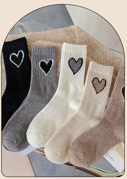 Chaussettes en laine chaussettes d'amour femmes rétro couleur café épaissies chaussettes tube moyen chaud ins marée mode automne et hiver bas en gros