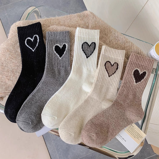 Chaussettes en laine chaussettes d'amour femmes rétro couleur café épaissies chaussettes tube moyen chaud ins marée mode automne et hiver bas en gros